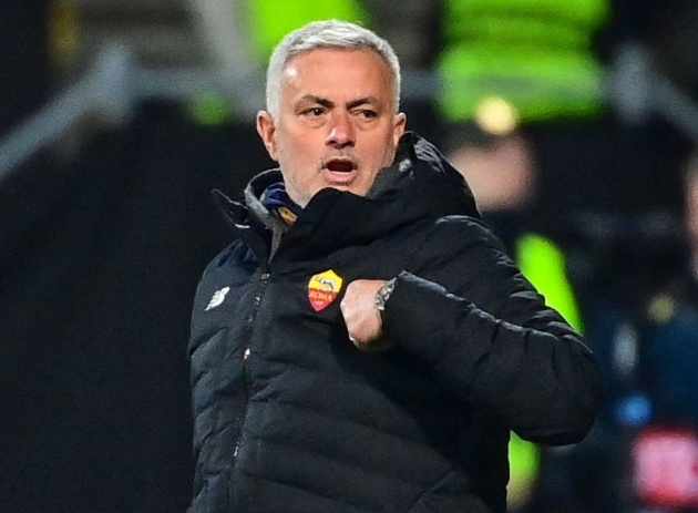 MOURINHO RANTS AT ‘PLASTIC PITCH’ AND INSISTS ROMA REMAIN FAVOURITES - Bóng Đá