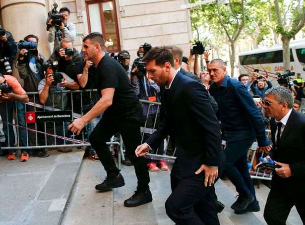 Messi cúi rạp đầu vì bị chỉ trích khi ra tòa vụ trốn thuế