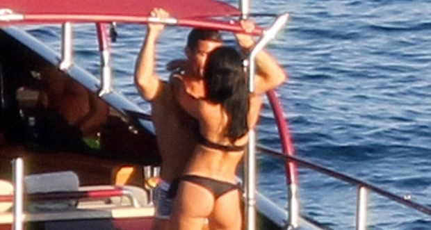 Ronaldo khoe dáng, ôm ấp người đẹp bí ẩn