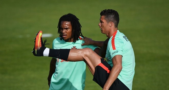 Ronaldo hết kỳ nghỉ có gái lạ, trở về tuyển Bồ Đào Nha