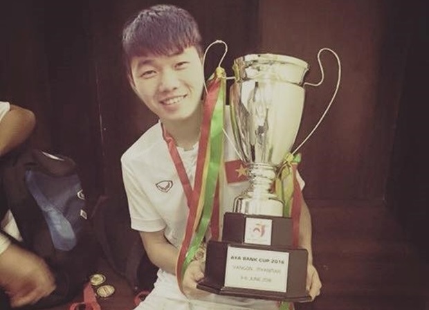 Xuân Trường nhờ Văn Toàn ghép ảnh nâng cúp vô địch