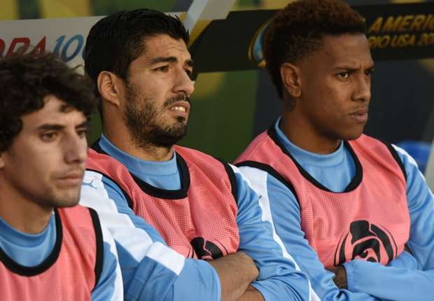 Uruguay lại gục ngã, Suarez công khai "bật" ban huấn luyện