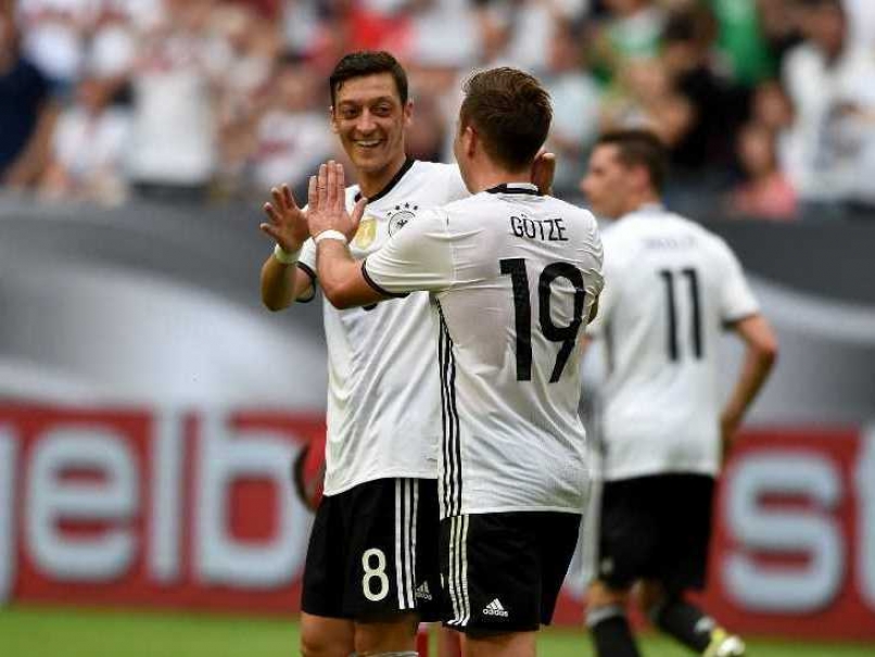 Ảnh bài viết Mesut Oezil khiến hàng thủ Ukraine rối loạn