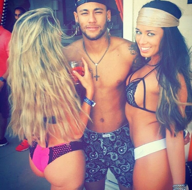 Brazil bị loại, Neymar vẫn thác loạn với 2 nguời đẹp