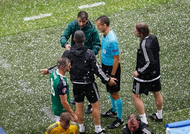 Mưa đá cắt ngang trận Ukraine vs Bắc Ireland