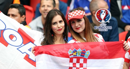 CĐV CH Czech vs Croatia thi nhau đọ sắc trên khán đài