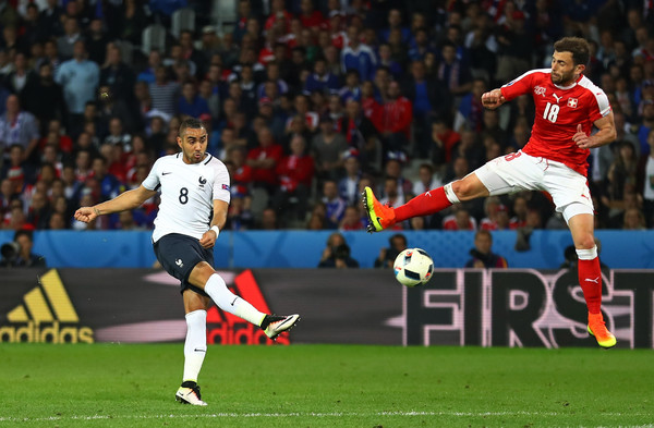 Dimitri Payet sút dội xà ngang Thụy Sĩ