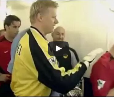 Gary Neville phũ phàng từ chối bắt tay Peter Schmeichel