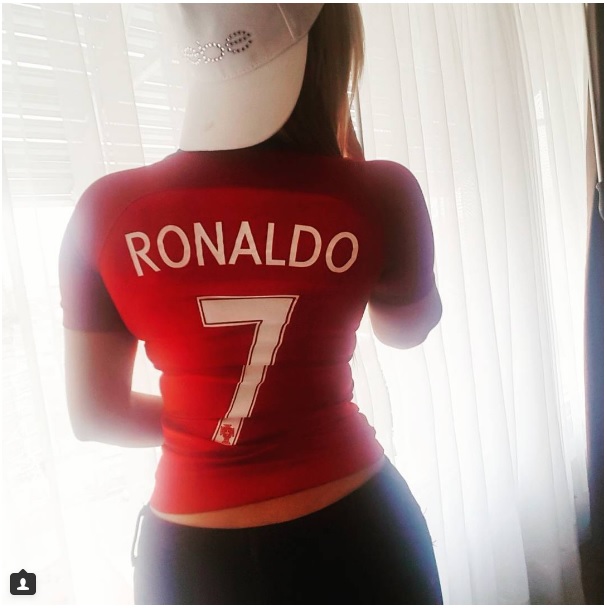 Mỹ nữ bốc lửa mong Ronaldo ở lại EURO
