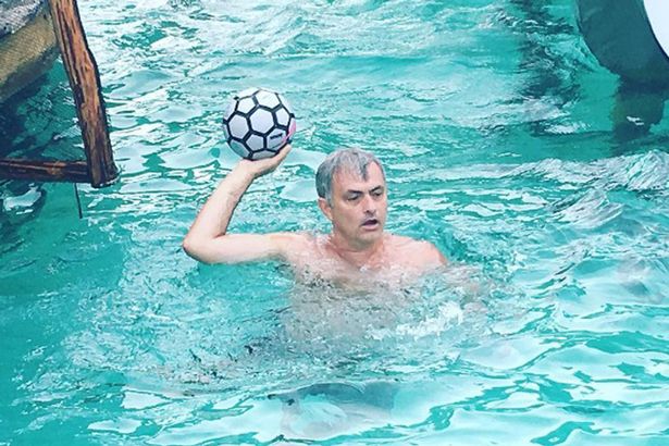 Tỏ vẻ thư thái, Mourinho mưu tính gì với M.U?