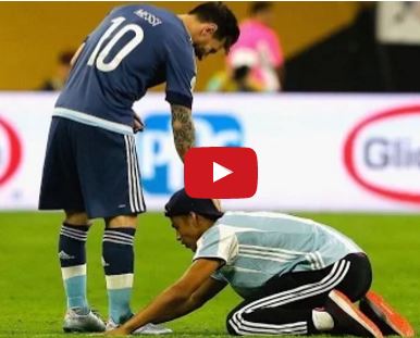 Ảnh bài viết 10 khoảnh khắc xúc động nhất của Lionel Messi khi gặp 'fan cuồng'