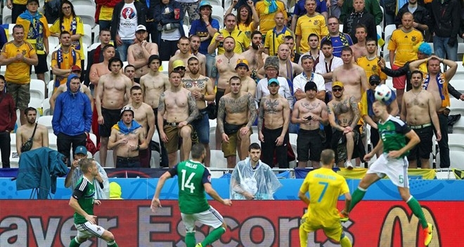 Ảnh bài viết CĐV đánh nhau, xả rác, đốt pháo ở EURO 2016