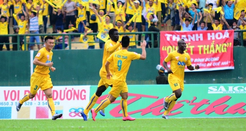Trọng Hoàng nhận thẻ đỏ, Bình Dương thua Thanh Hóa 0-3