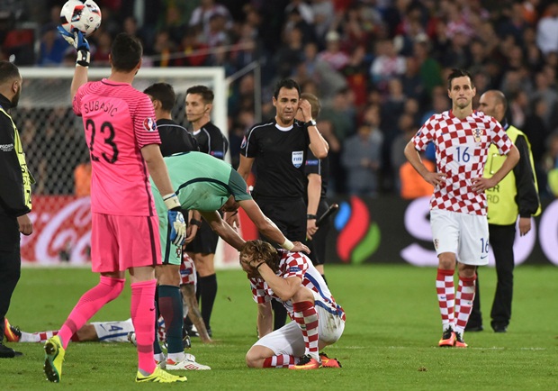 Croatia bại trận, Modric bật khóc trong vòng tay Ronaldo