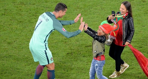 Fan nhí chúc mừng Ronaldo vào tứ kết EURO 2016