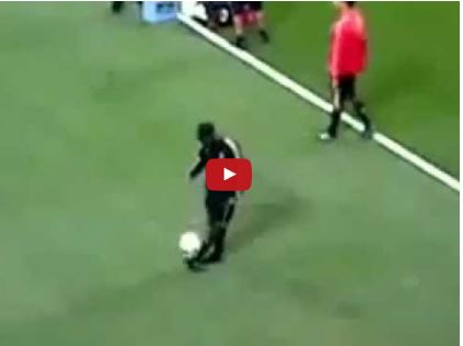 Pha chạm bóng như một vị thần của Ronaldinho