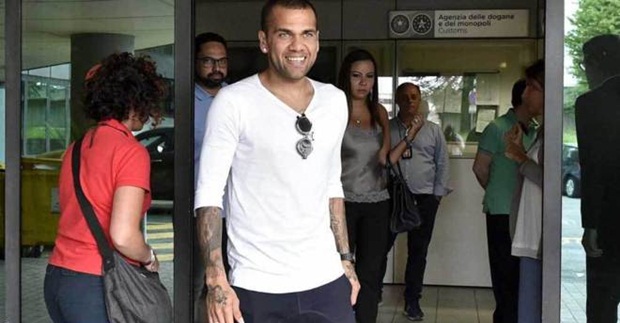 Dani Alves "tươi rói" ngày cập bến Juventus