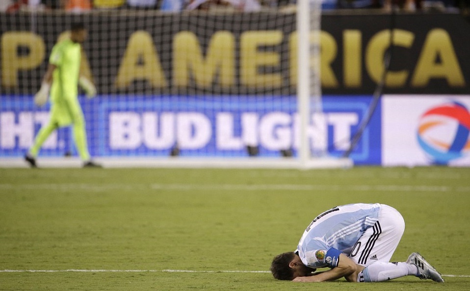 Messi ăn vạ và sự bất lực của thiên tài