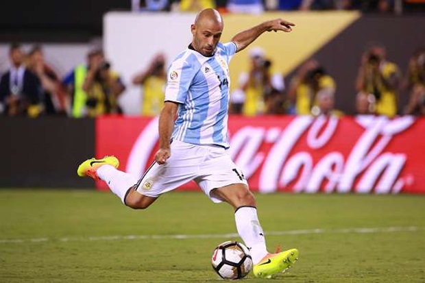 Sau Messi, đến lượt Mascherano chia tay Argentina