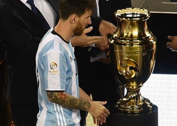 Argentina đã xử tệ với Messi, và giờ phải cầu xin anh ở lại
