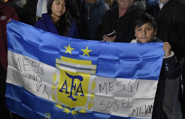 Bất ngờ với màn chào đón Leo Messi của fan Argentina