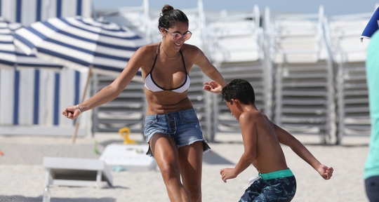 Ảnh bài viết Biển Miami “dậy sóng” vì vợ Rodriguez
