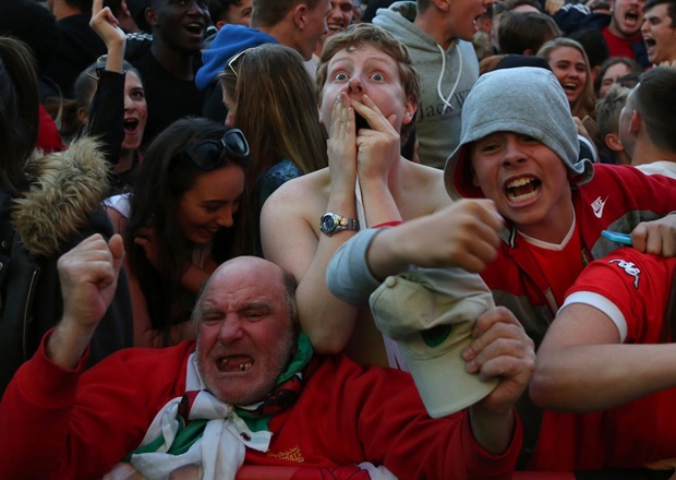 Ảnh bài viết Chùm ảnh: Cổ động viên Xứ Wales khóc ngất trong ngày lịch sử