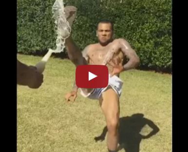 Cách khui bia độc nhất vô nhị của Dani Alves
