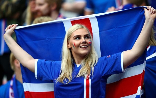 Cổ động viên Iceland rực rỡ sắc màu ở tứ kết