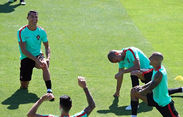 Ronaldo phấn khích đón chào Pepe trở lại trước đại chiến