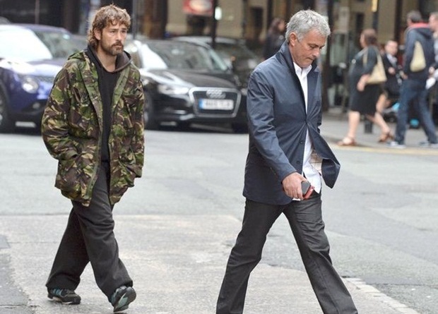 Mourinho bị người vô gia cư vòi tiền trên phố