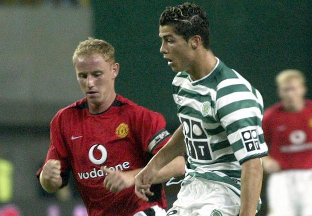 Lần đầu đụng độ M.U, Ronaldo biến O'Shea thành "trò hề"