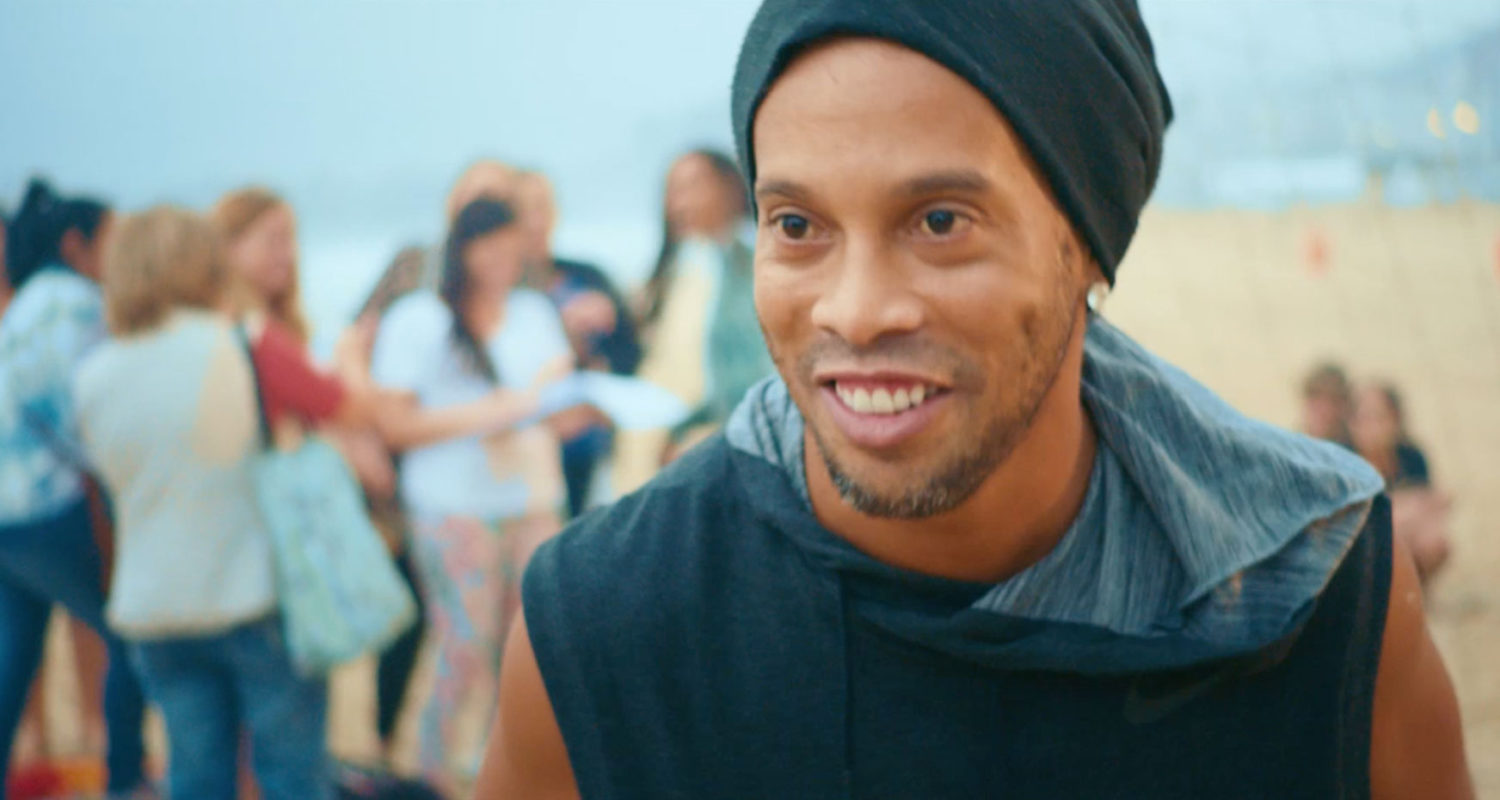 Ronaldinho phô diễn kỹ thuật khi giới thiệu Olympics 2016