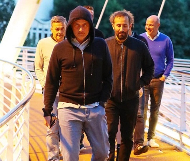 Điểm tin hậu trường 16/07: Mourinho "cực ngầu" trước trận ra mắt Quỷ đỏ; Lewandowski say sưa diễn cảnh nóng cùng vợ trên biển