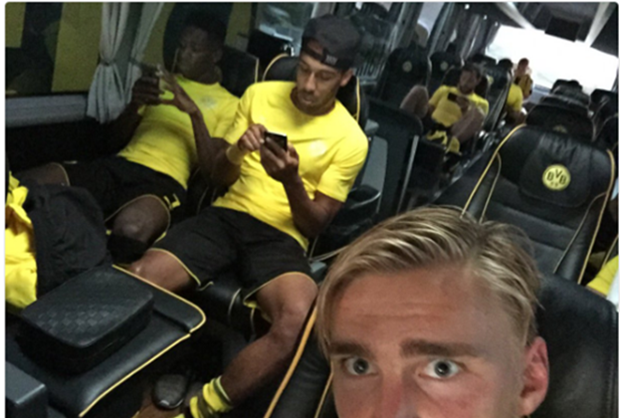 Điểm tin hậu trường 17/7: De Gea du hí bên ‘máy bay bà già’; Sao Dortmund phát sốt vì Pokemon Go