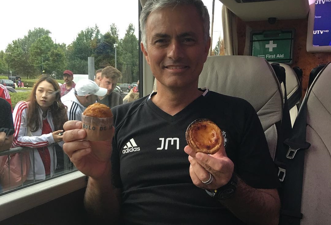 Fan MU tặng quà cho Mourinho sau chiến thắng đầu tiên