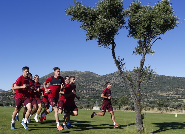 Cầu thủ Atletico "lắc đầu, lè lưỡi" với Simeone