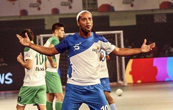 Ảnh bài viết Ronaldinho ghi 5 bàn trong chiến thắng trước đội của Paul Scholes