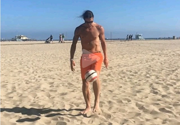 Ibrahimovic tung clip độc "dằn mặt" hàng thủ Premier League