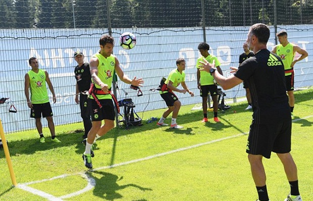 Pedro, Fabregas cật lực tập luyện; quyết ghi điểm với Conte