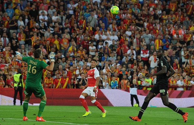 Chamberlain cứu Arsenal khỏi thất bại bẽ bàng trước Lens