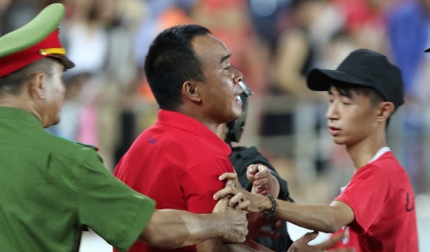 CĐV Hải Phòng lao xuống sân đòi 'ăn thua' với trọng tài