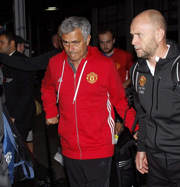 Vừa trở về mệt mỏi, Mourinho bắt học trò lao đầu vào tập luyện