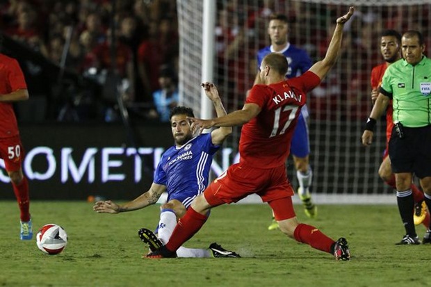 Fabregas xin lỗi vì pha "chém đinh chặt sắt" với tân binh Liverpool