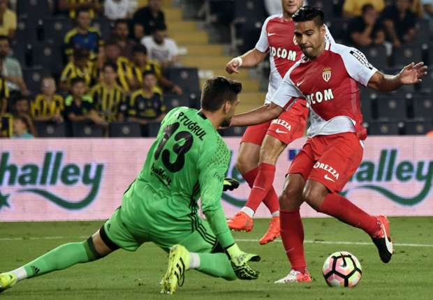 Falcao ghi bàn ầm ầm, Monaco vẫn "cúi đầu" trước đội của Van Persie