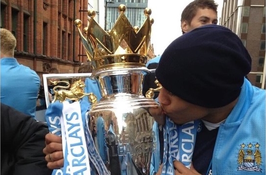 Cựu sao Man City 'nhận vơ' cup của MU