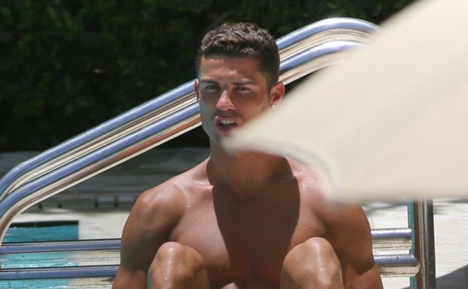 Ronaldo sơn móng chân màu đen