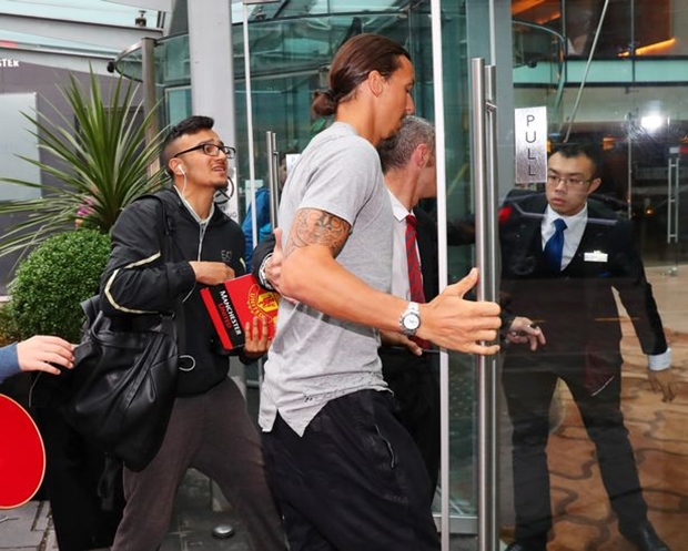 Vì cái bể bơi, Ibrahimovic chuyển sang đại bản doanh của Man City