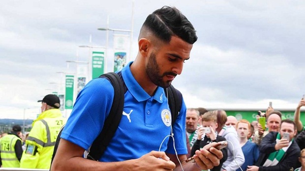 Wenger đến "xem giò" Mahrez, Ranieri hậm hực