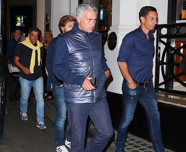 Điểm tin hậu trường 3/8: Mourinho ăn tối cùng ‘bộ sậu’; Mại dâm hoành hành ở Olympic